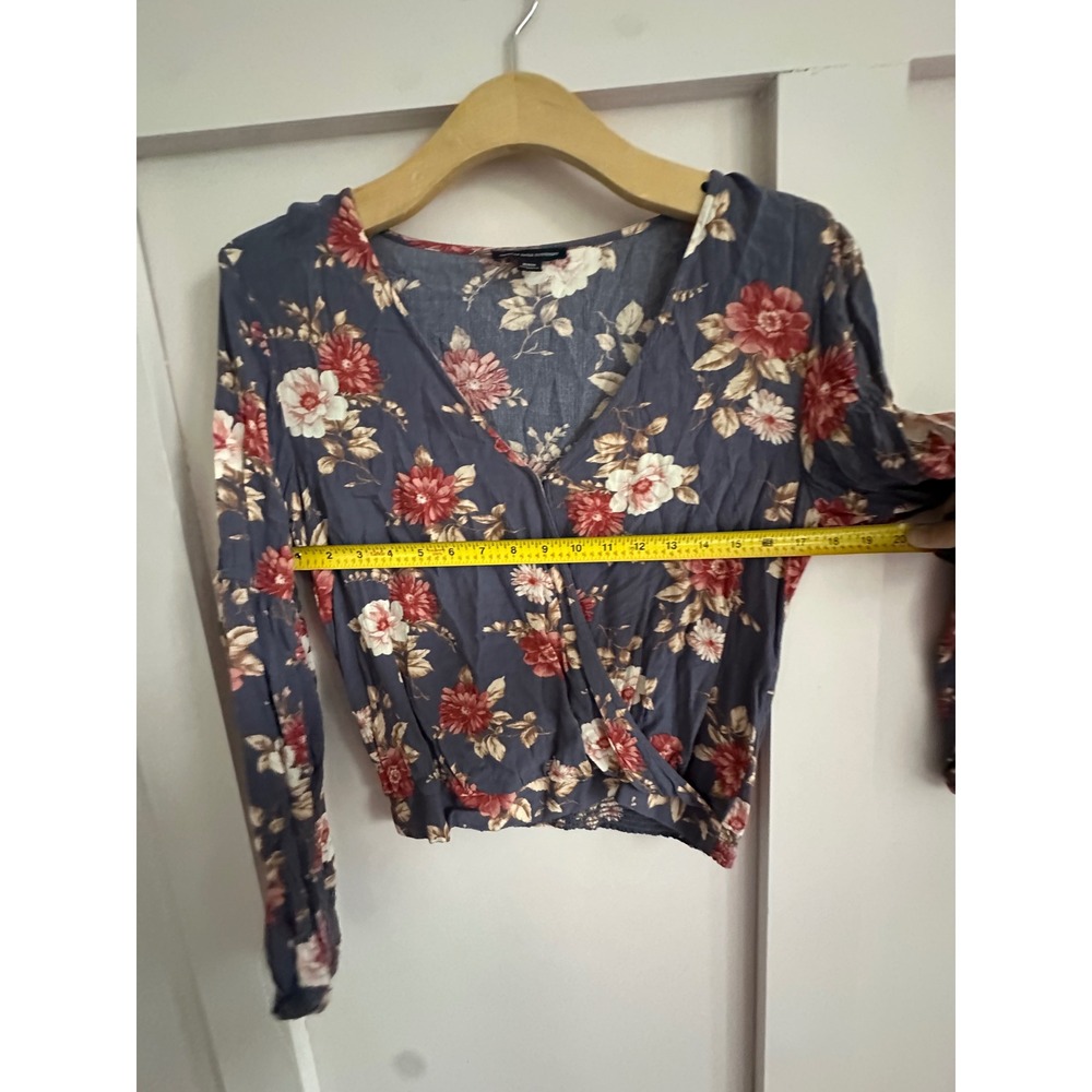 American Eagle Floral Wrap Blouse Blue‎ Red Long Sleeve Smocked Crop Top Medium - Picture 6 of 6